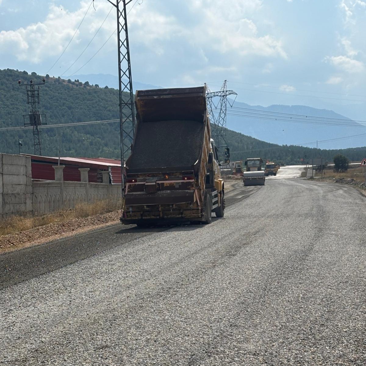 Göksun Yeniyapan Grup Yolunda Asfalt Çalışmaları Sürüyor