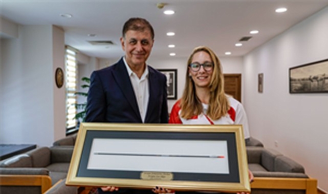 Başkan Tugay, şampiyon okçu Dünya Yenihayat’ı ağırladı